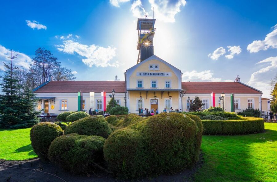 Krakow: Wieliczka Salt Mine Fast-Track Ticket & Guided Tour - Your day flow from Krakow: pickup, bus time, and built-in breathing room